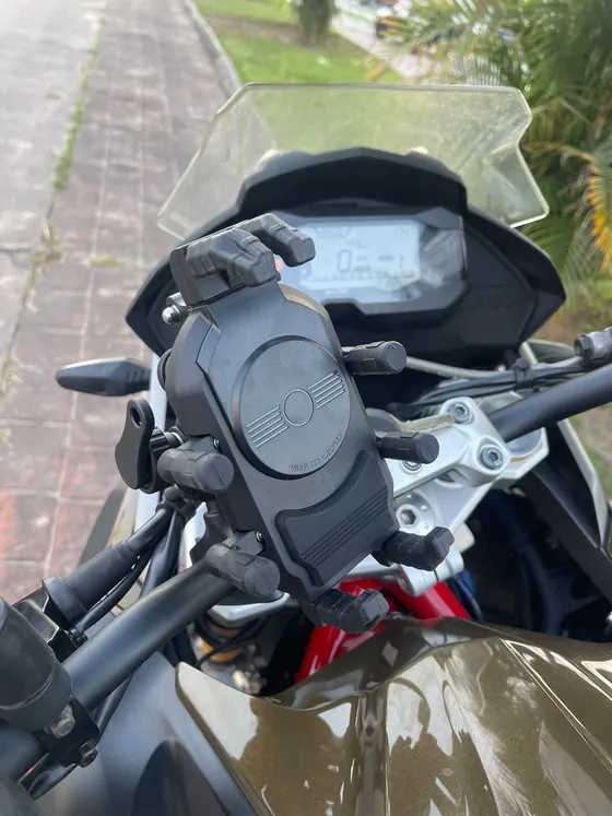 Porta celular con cargador inalámbrico montado sobre el manubrio de la BMW 310 GS