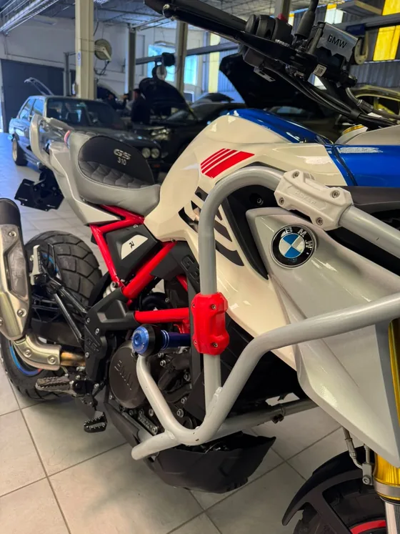 Motor monocilíndrico de la BMW 310 GS 2024 con el cubre cárter y el protector lateral instalados