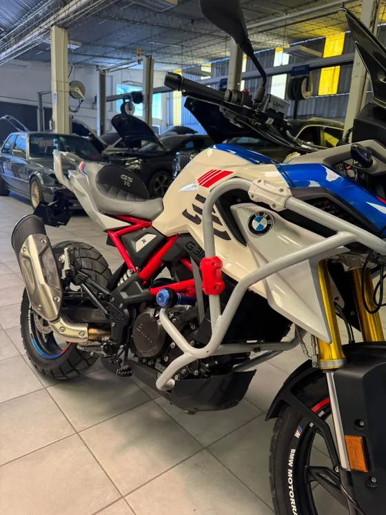BMW 310 GS 2024 en tres cuartos con los protectores laterales originales BMW