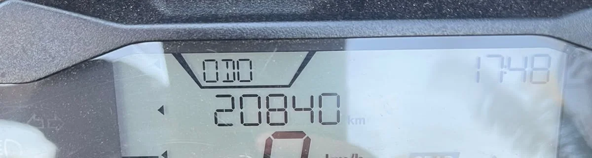 Tablero digital de la BMW 310 GS mostrando 20.840 km en el odómetro